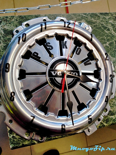 Часы с логотипом Volvo